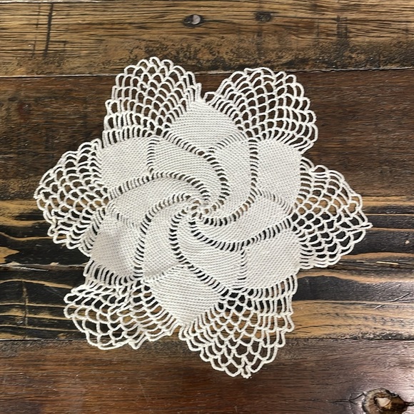 Lovely swirl crocheted doily.  Cotton vintage - Picture 6 of 11